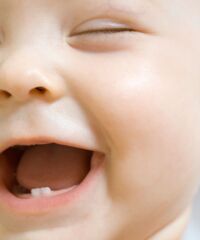 Babygesicht mit zwei Zähnen